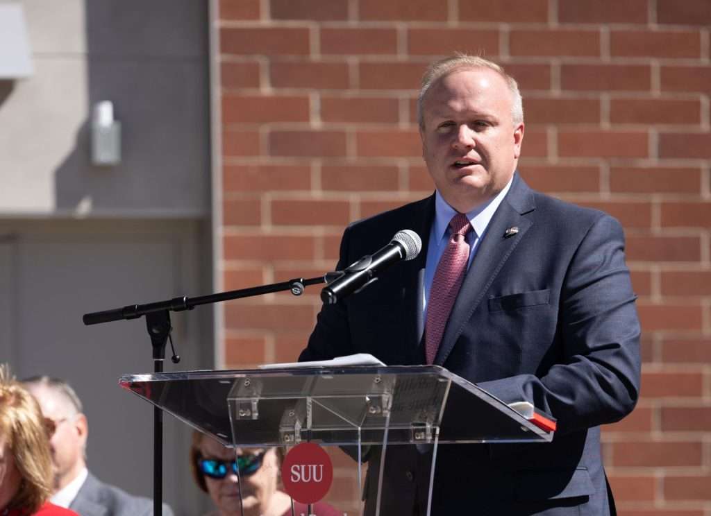 burgessbusinesscenterribboncutting0426 13