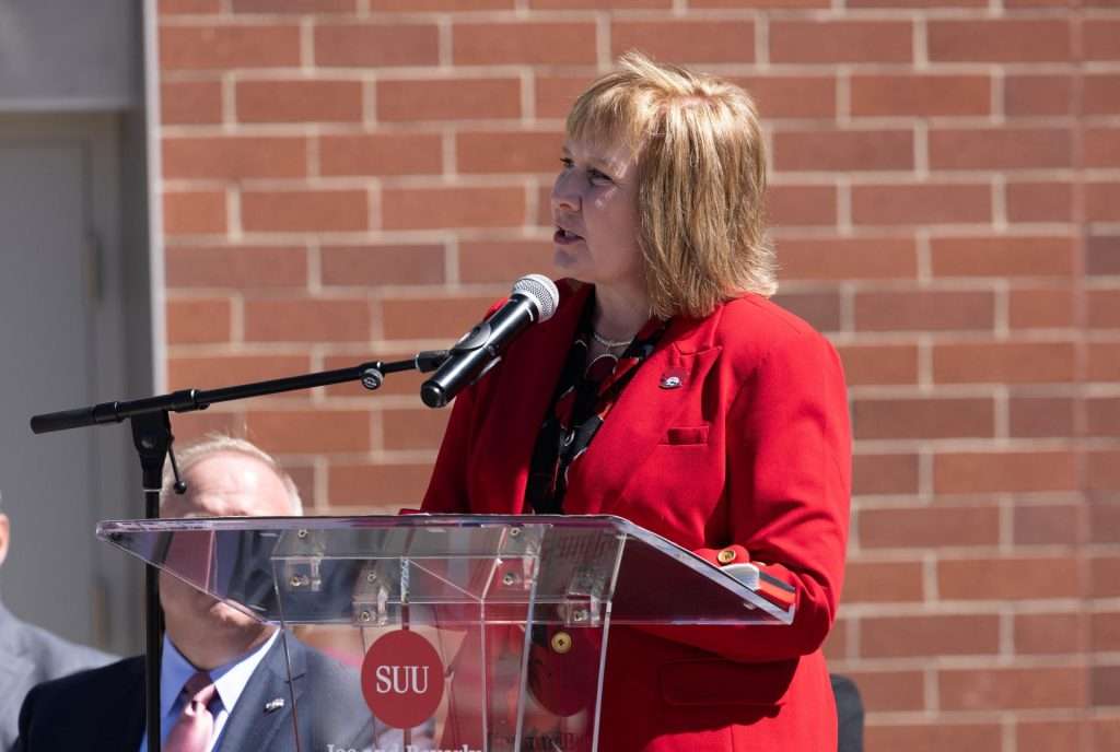 burgessbusinesscenterribboncutting0426 28