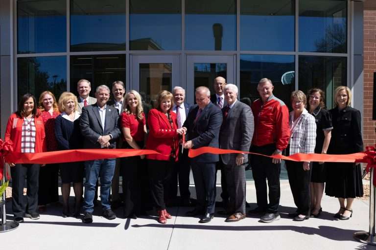 burgessbusinesscenterribboncutting0426 38